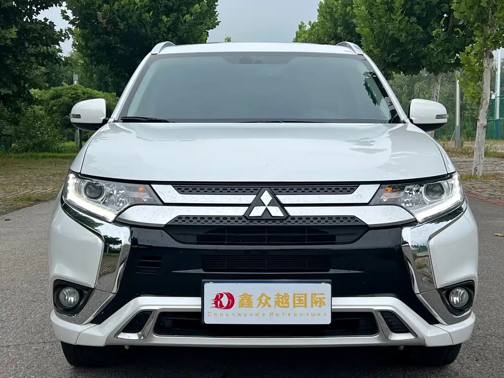 Mitsubishi Outlander 2023 — фото 2