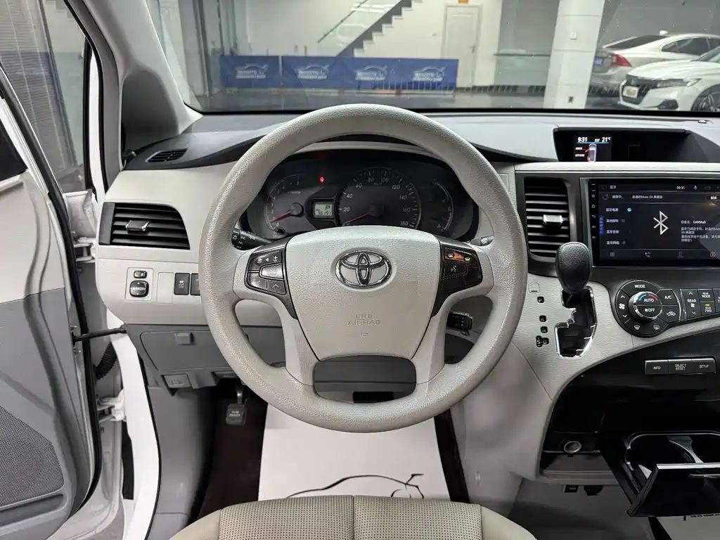 Toyota Sienna 2014 — фото 13