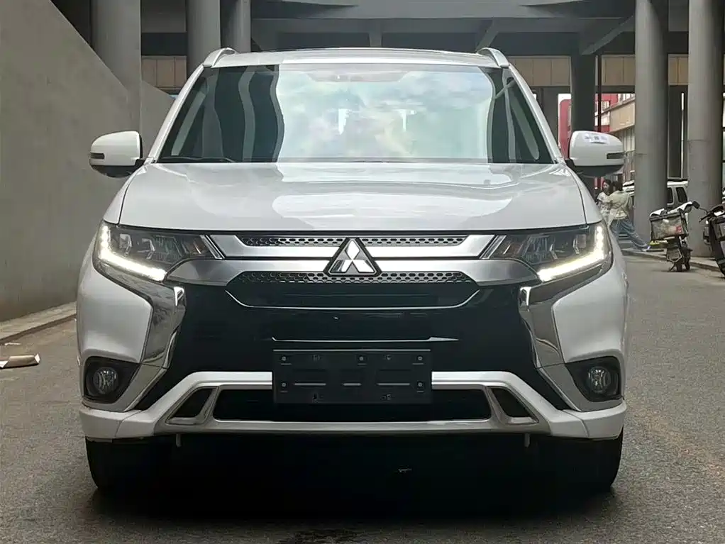Mitsubishi Outlander 2022 — фото 2