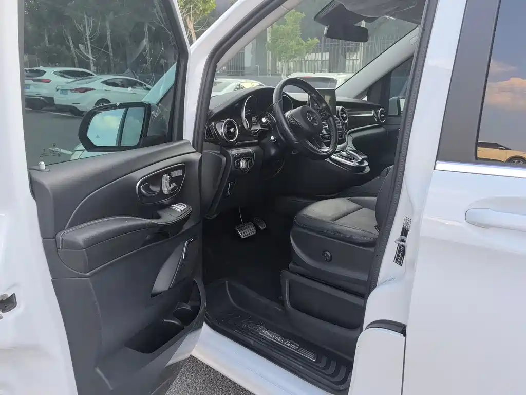 Mercedes-Benz V-Class 2018 — фото 10