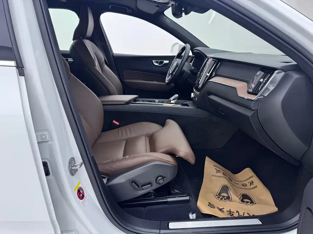 Volvo XC60 PHEV 2025 — фото 8