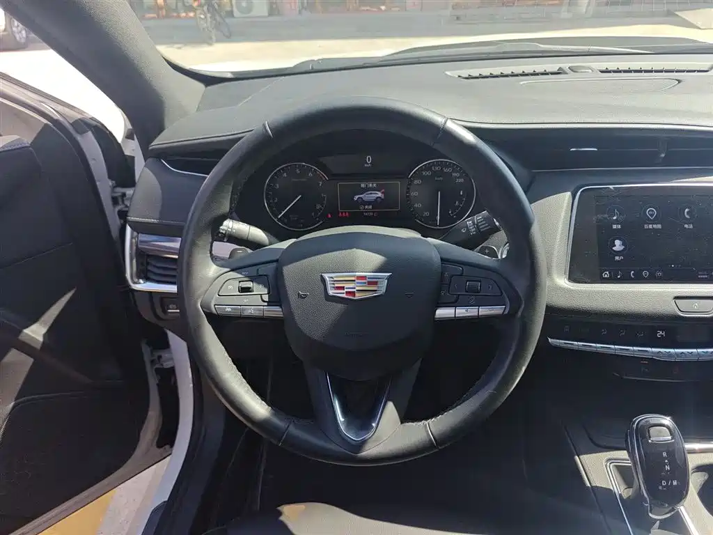 Cadillac XT4 2022 — фото 11