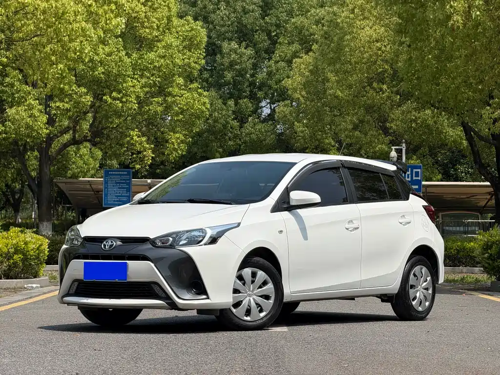 Toyota Yaris L 2021 — фото 1