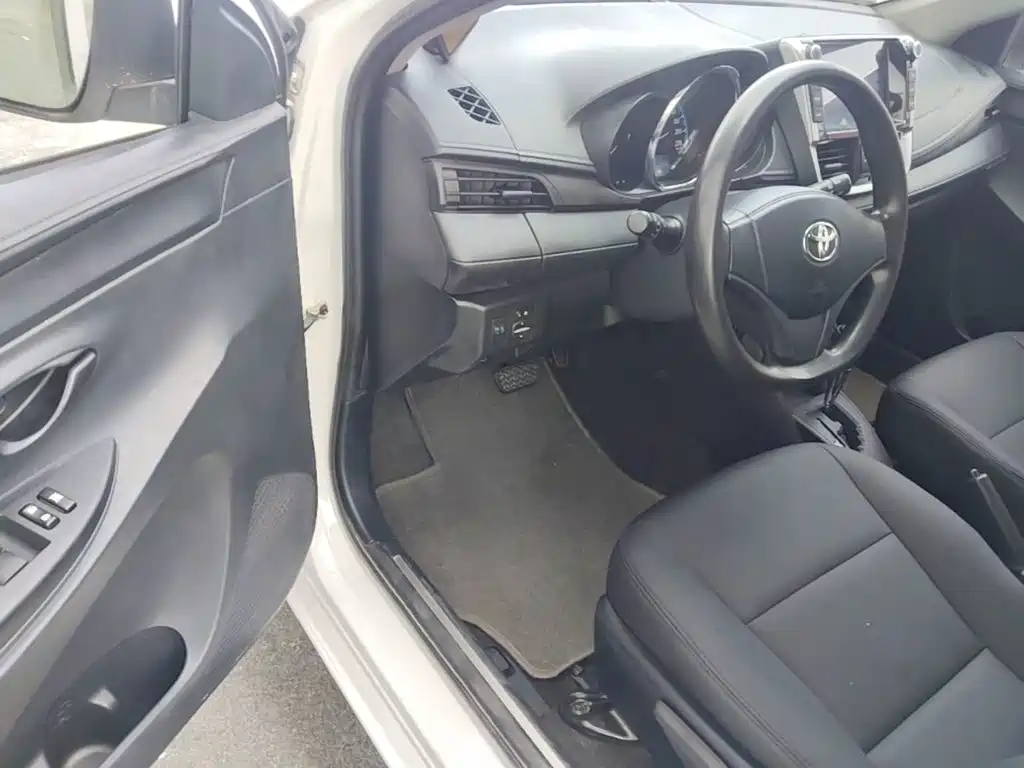 Toyota Yaris L 2017 — фото 16