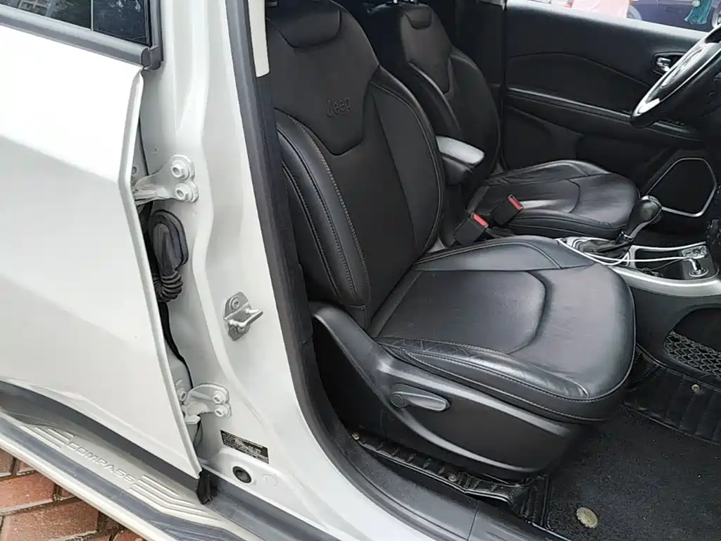 Jeep Compass 2018 — фото 25