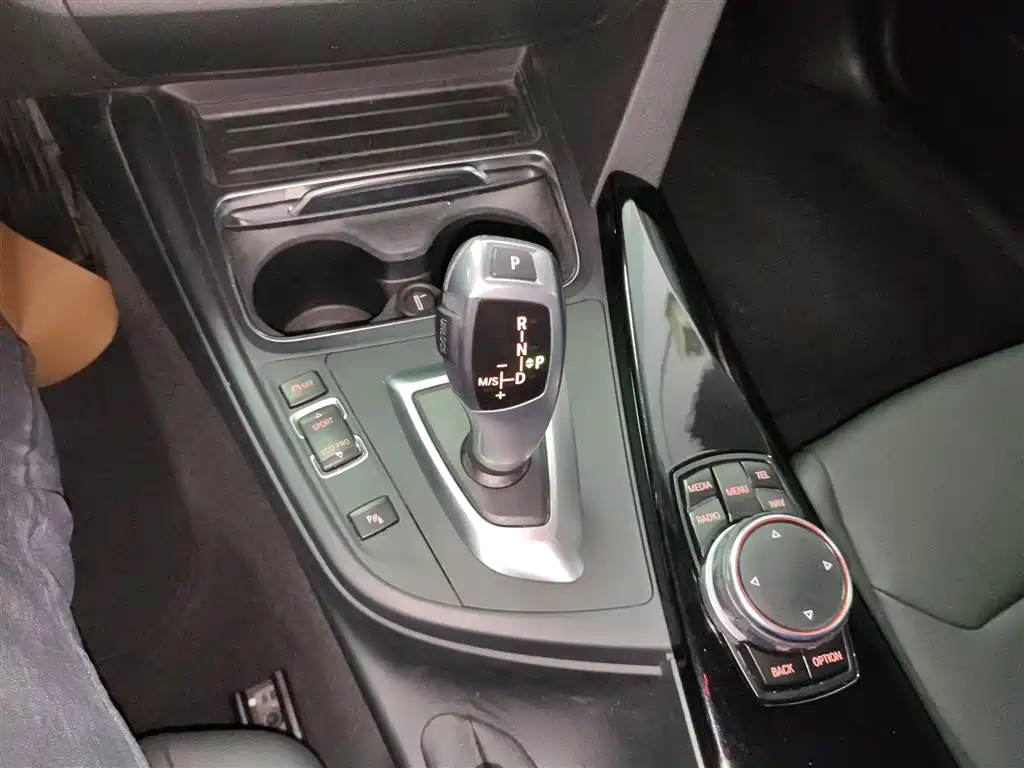 BMW 3 Series 2017 — фото 10