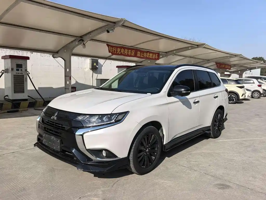 Mitsubishi Outlander 2022 — фото 1