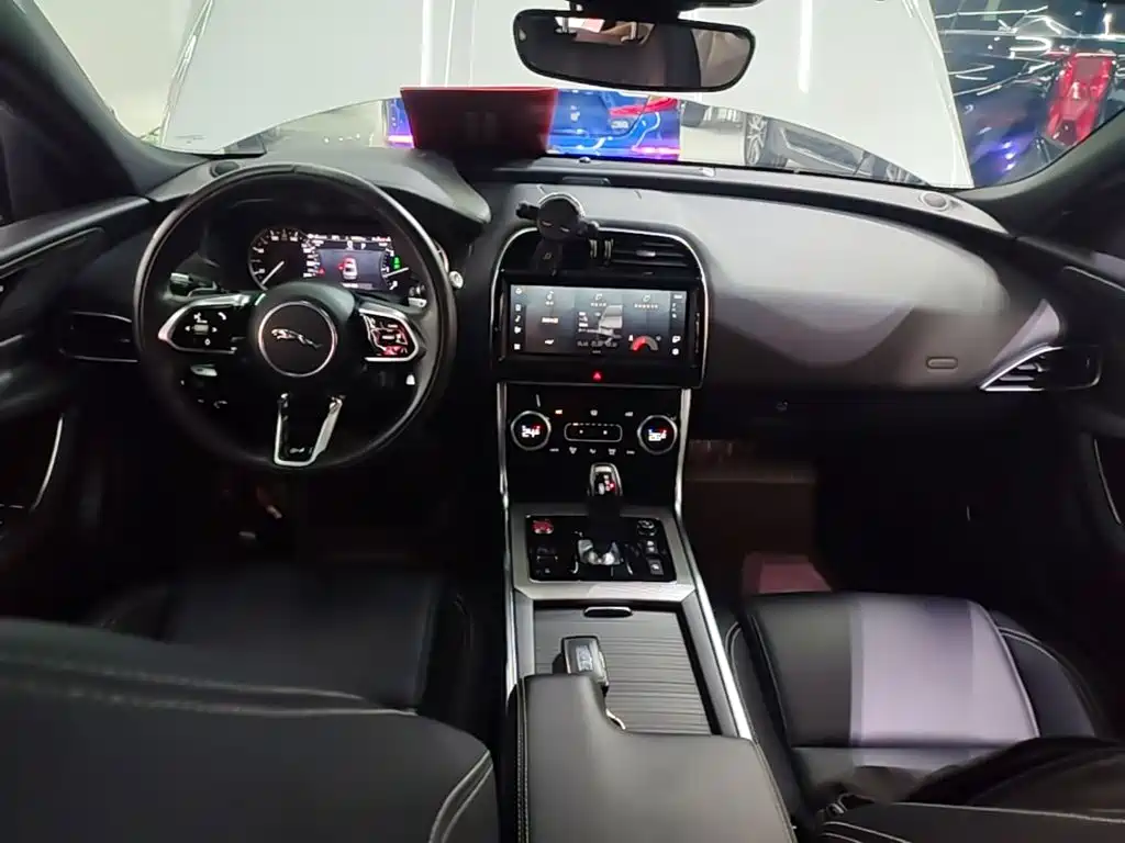 Jaguar XEL 2023 — фото 10