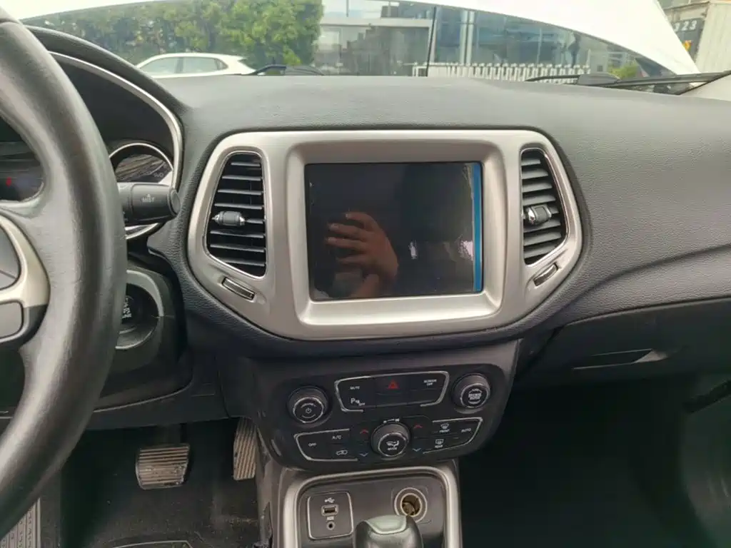 Jeep Compass 2018 — фото 13