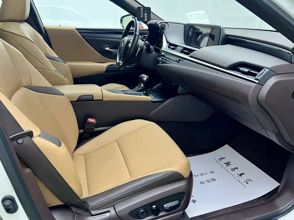 Lexus ES 2018 — фото 14