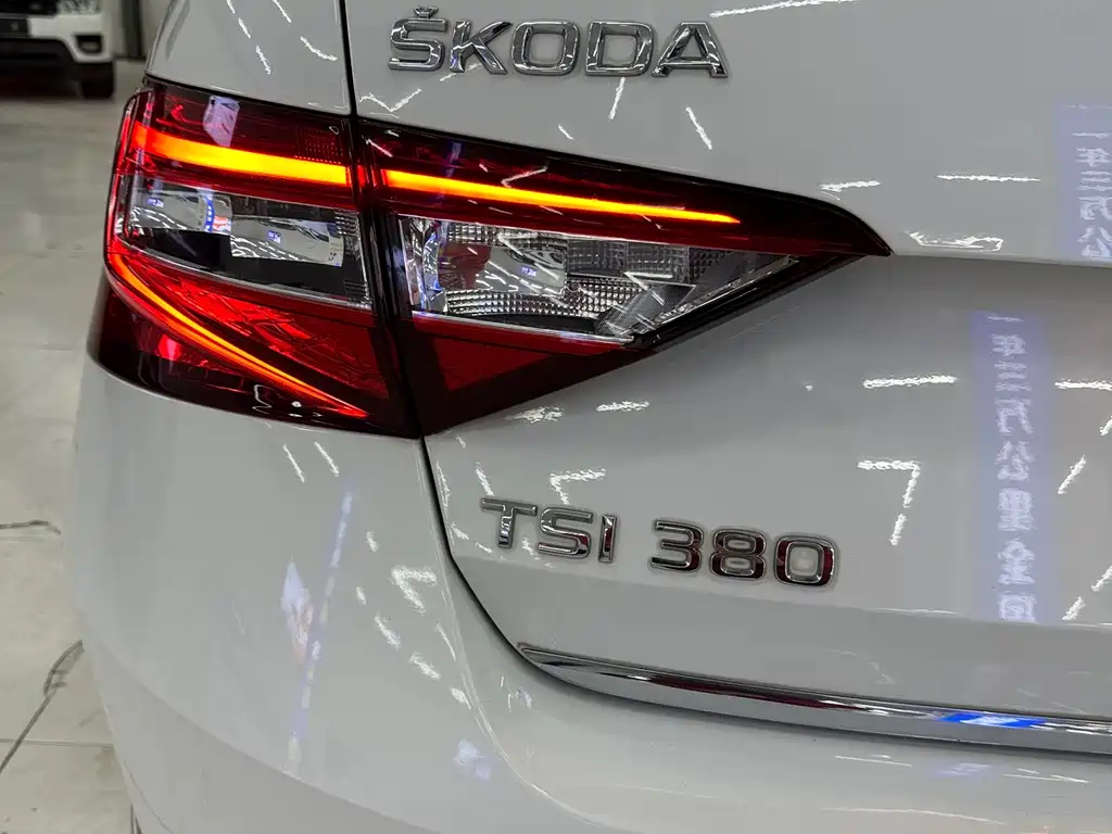 Skoda Superb 2019 — фото 9