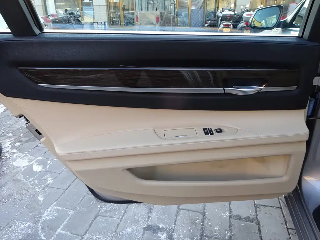 BMW 7 Series 2011 — фото 26
