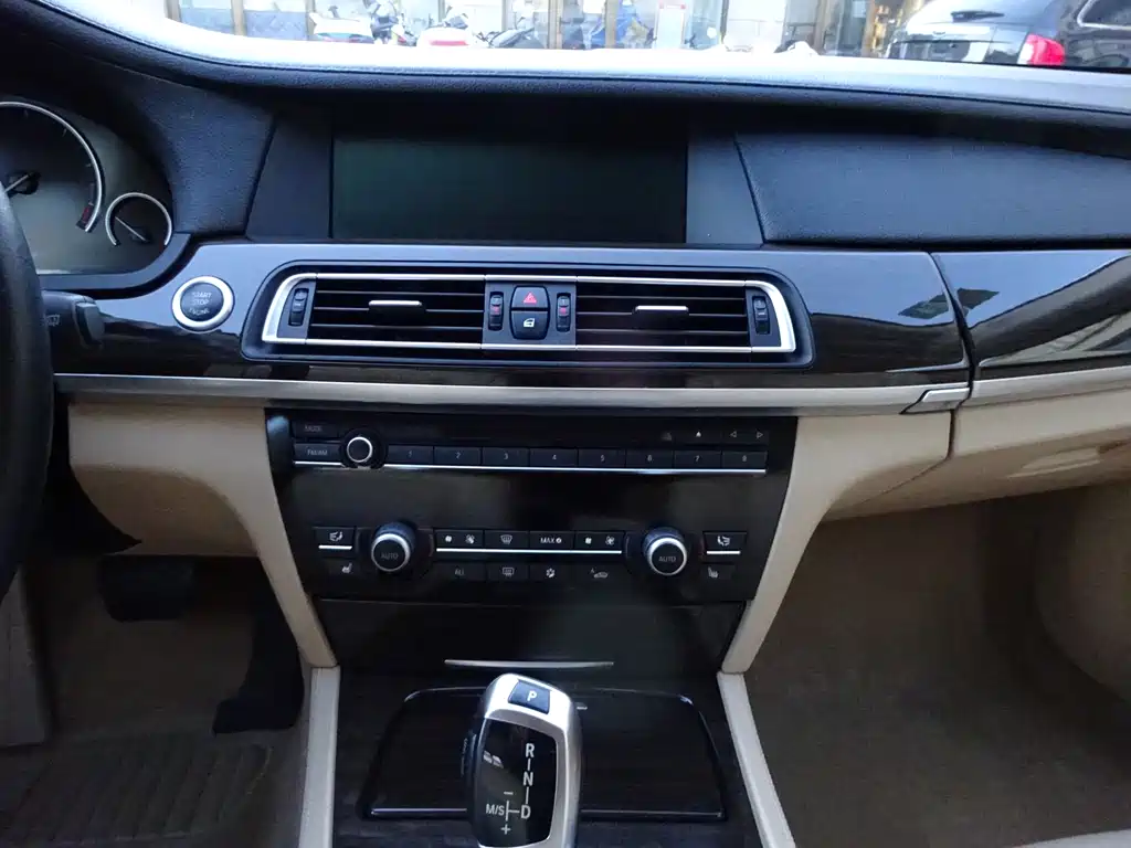 BMW 7 Series 2011 — фото 24