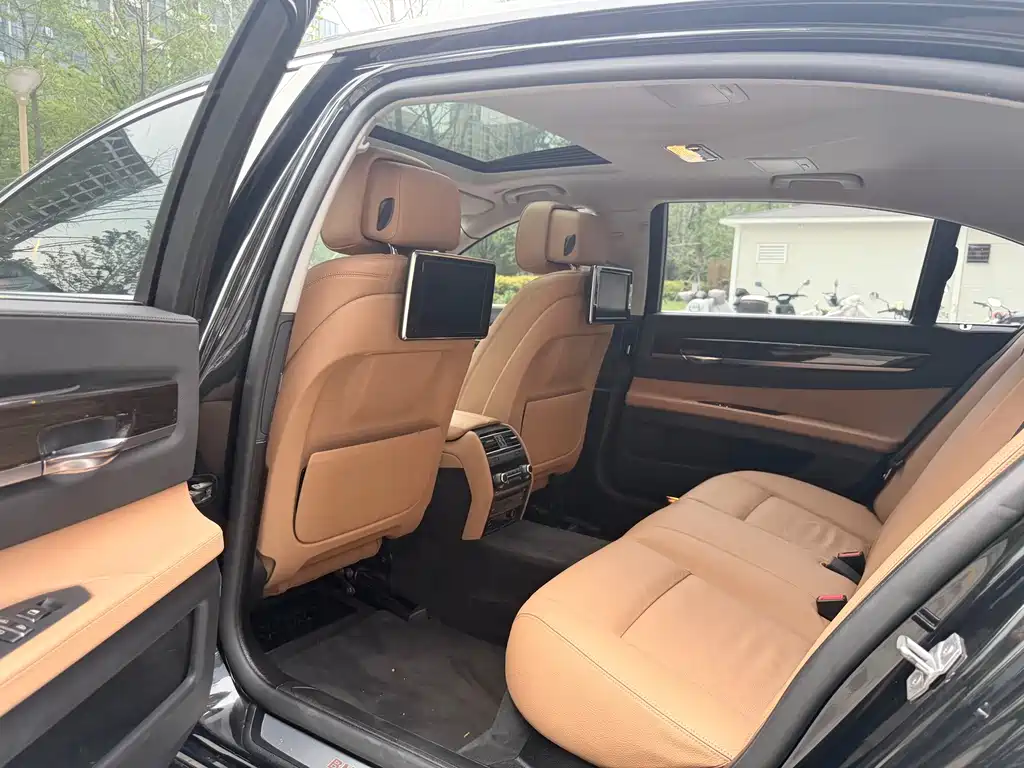 BMW 7 Series 2015 — фото 16