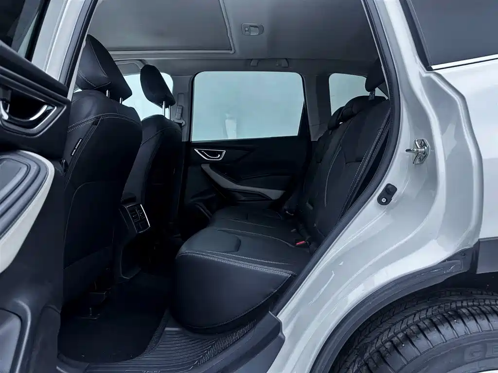 Subaru Forester 2023 — фото 12
