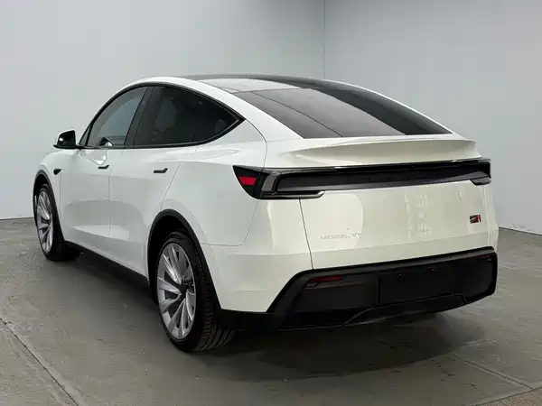 Tesla Model Y 2025