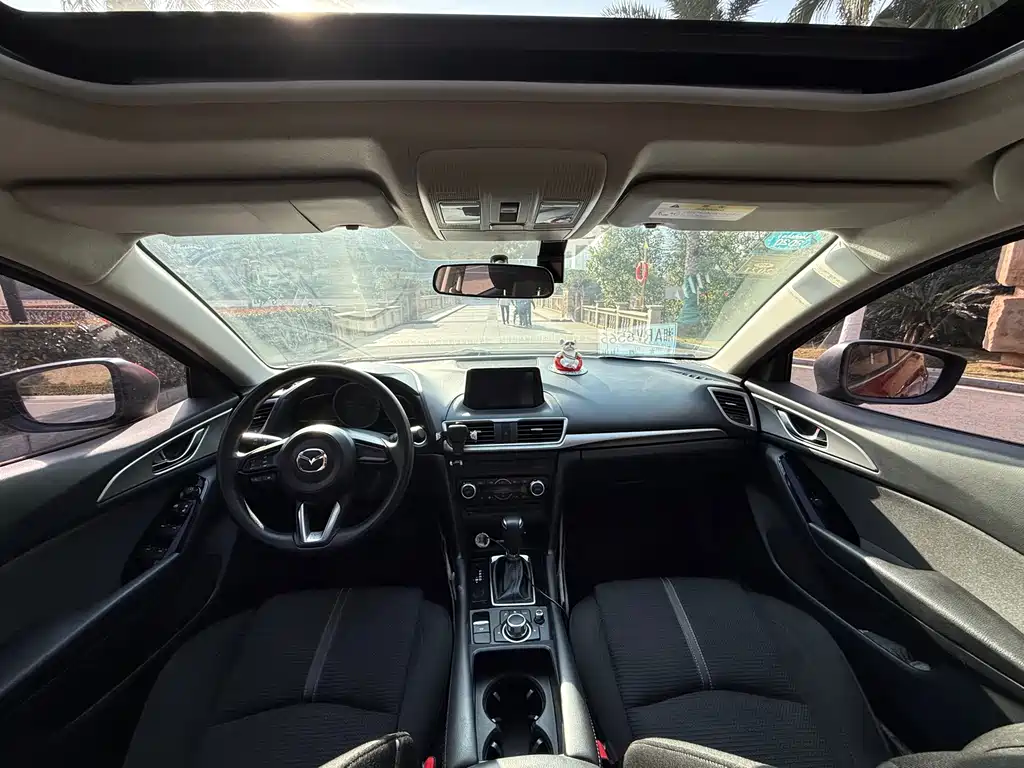 Mazda 3 Axela 2019 — фото 10