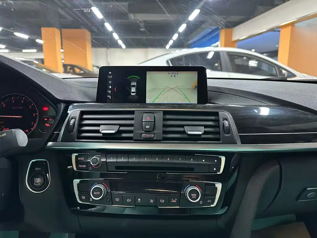 BMW 3 Series 2018 — фото 13