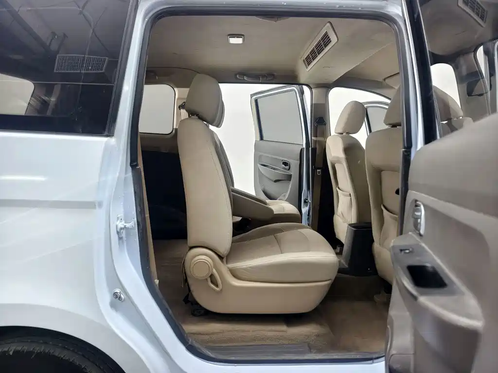 Wuling Hongguang 2016 — фото 16
