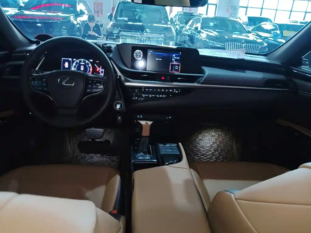 Lexus ES 2019 — фото 10