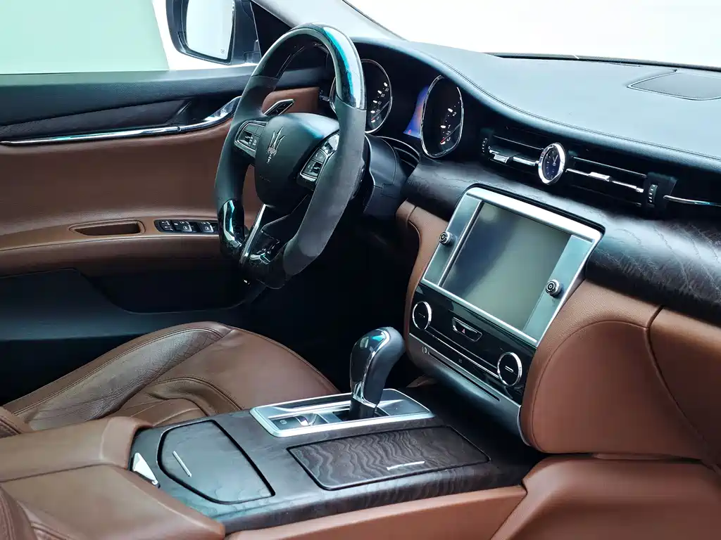 Maserati Quattroporte 2015 — фото 18