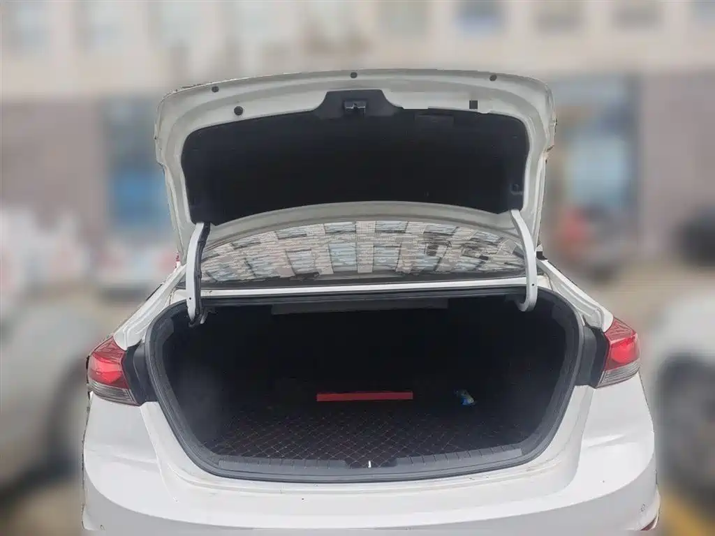 Hyundai Elantra 2018 — фото 10