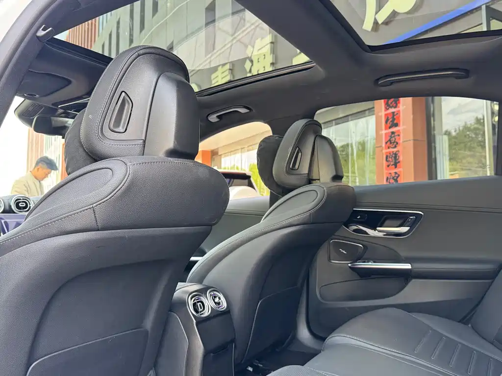 Mercedes-Benz C-Class 2024 — фото 11