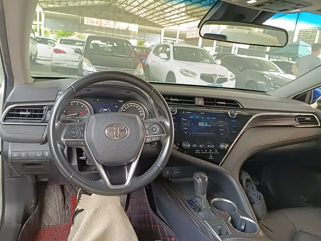 Toyota Camry 2019 — фото 10