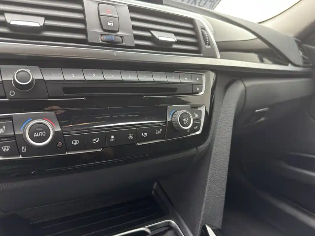 BMW 3 Series 2018 — фото 14