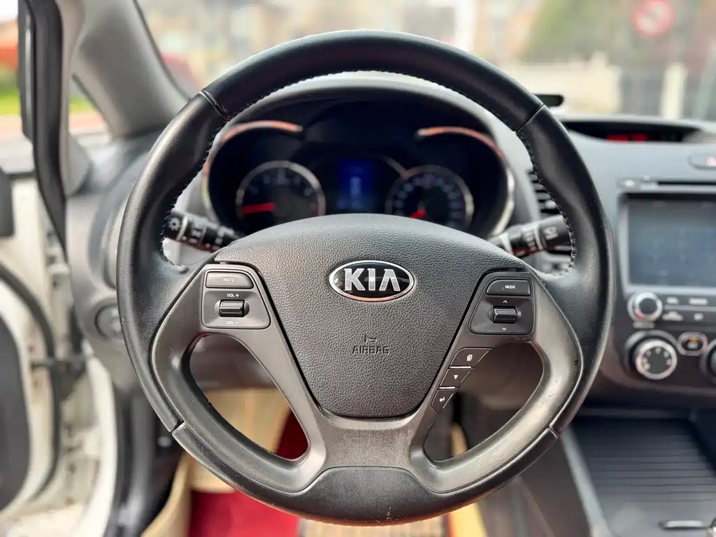 Kia K3 2014 — фото 13