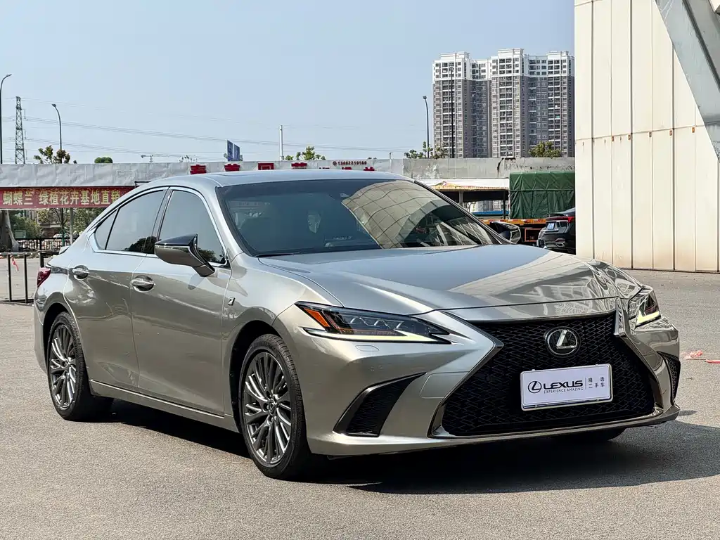 Lexus ES 2018 — фото 1