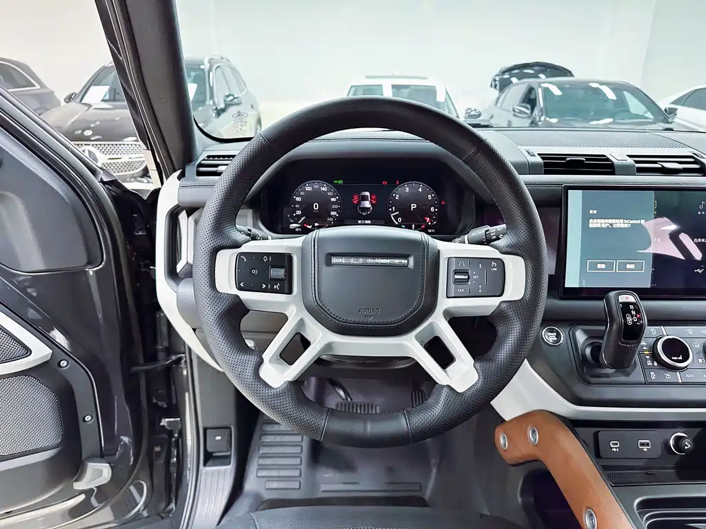 Land Rover Defender 2023 — фото 18