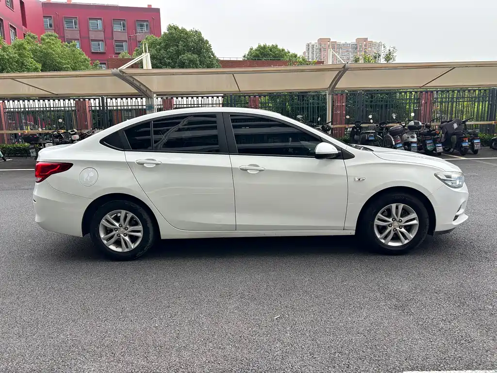 Chevrolet Cavalier 2018 — фото 14