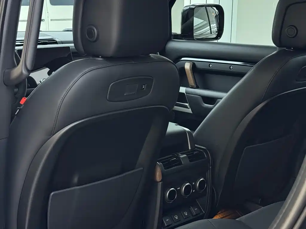 Land Rover Defender 2022 — фото 25