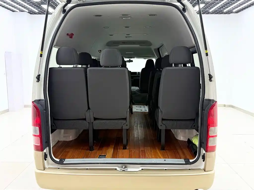 Toyota Hiace 2018 — фото 8