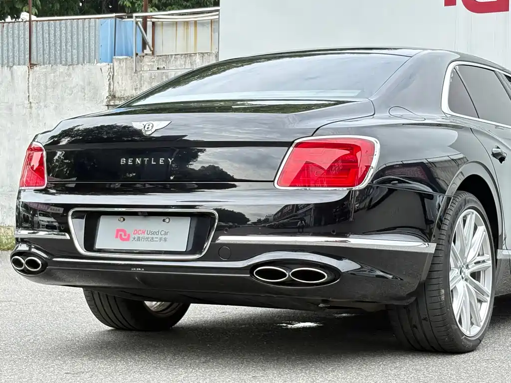 Bentley Flying Spur Plug-In Hybrid 2023 — фото 27
