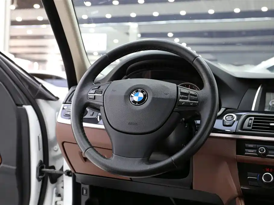 BMW 5 Series 2015 — фото 11