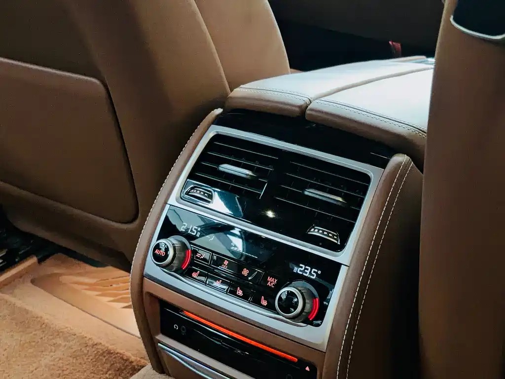 BMW 7 Series 2017 — фото 19