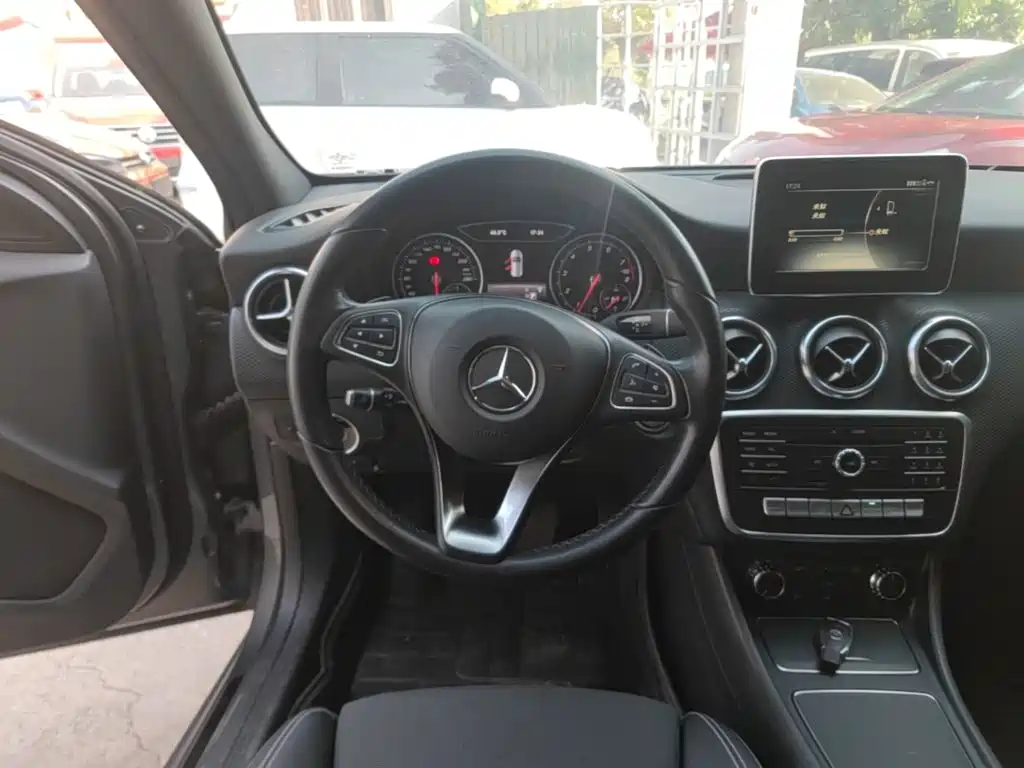 Mercedes-Benz A-Class 2018 — фото 11