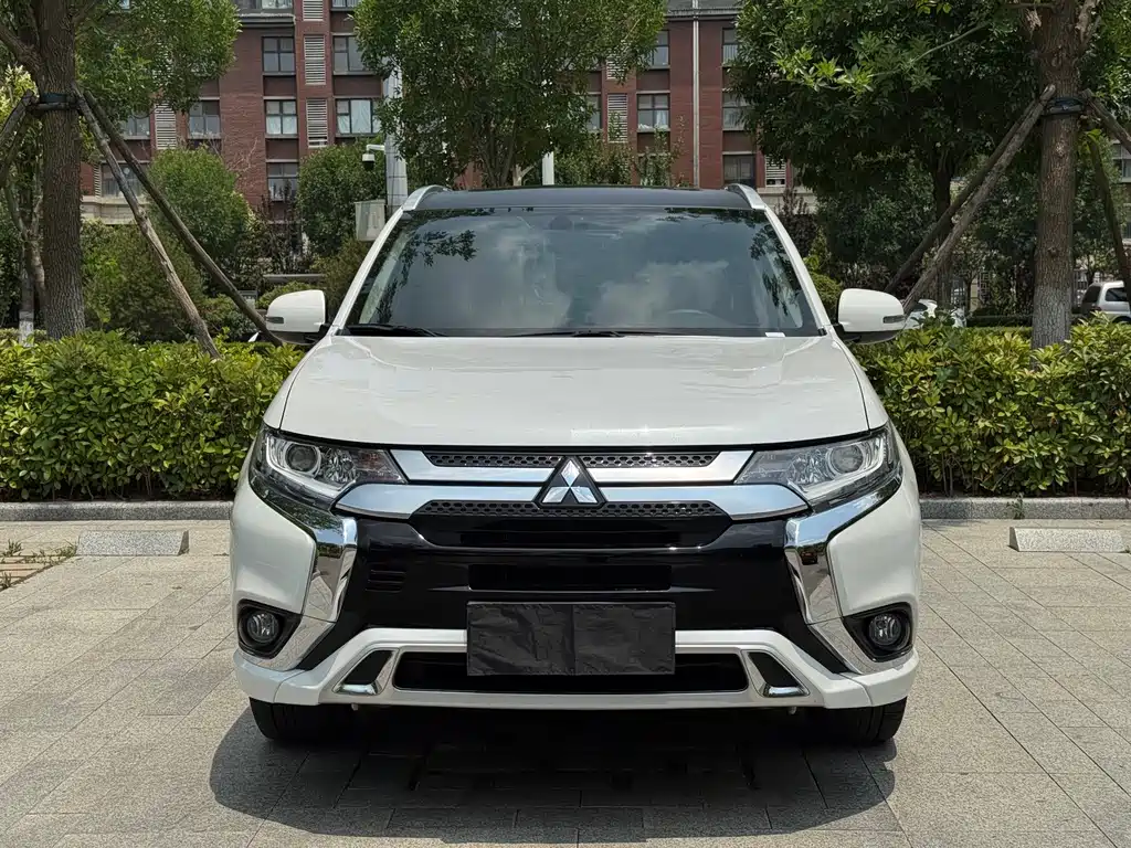 Mitsubishi Outlander 2022 — фото 2