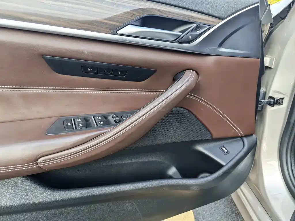 BMW 5 Series 2018 — фото 11