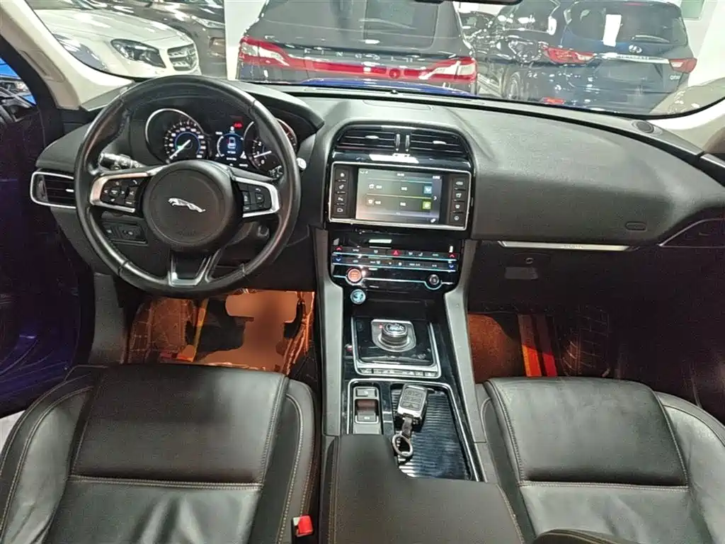 Jaguar F-PACE 2018 — фото 10