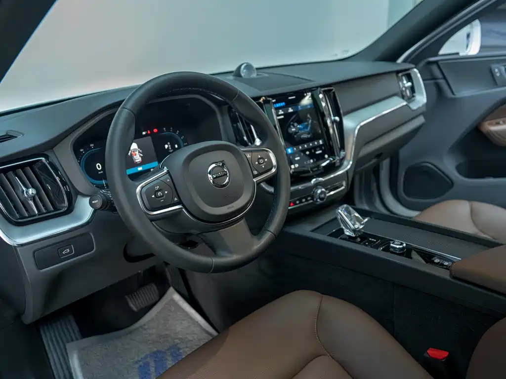 Volvo XC60 2022 — фото 9