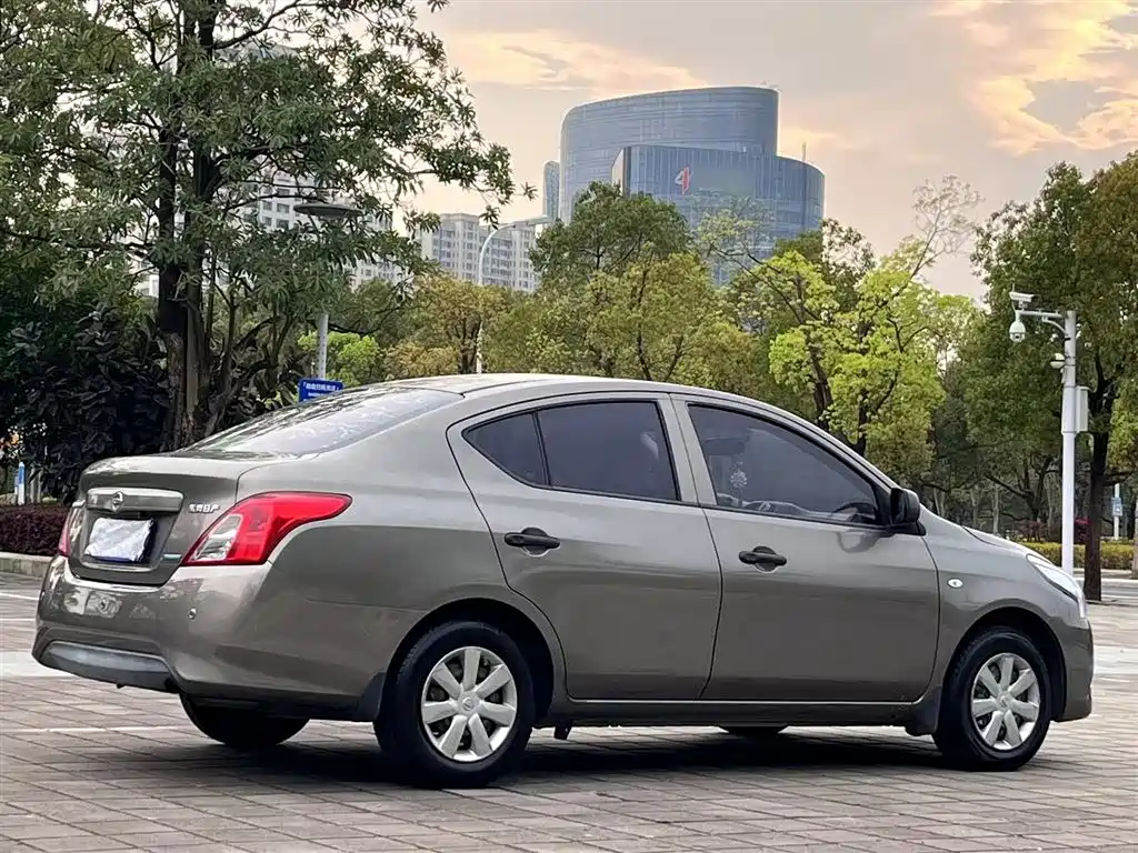 Nissan Sunny 2015 — фото 14