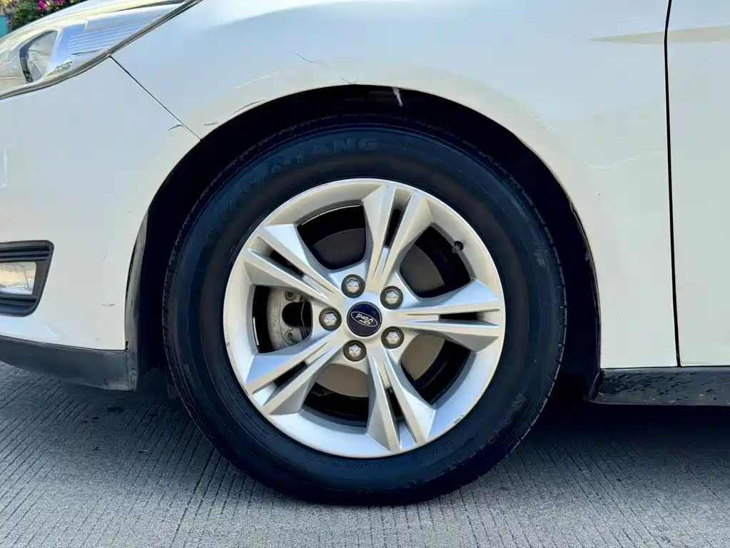 Ford Focus 2015 — фото 11