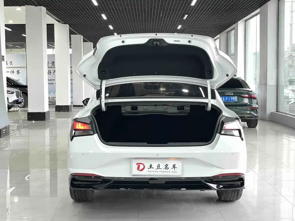 Hyundai Elantra 2023 — фото 16