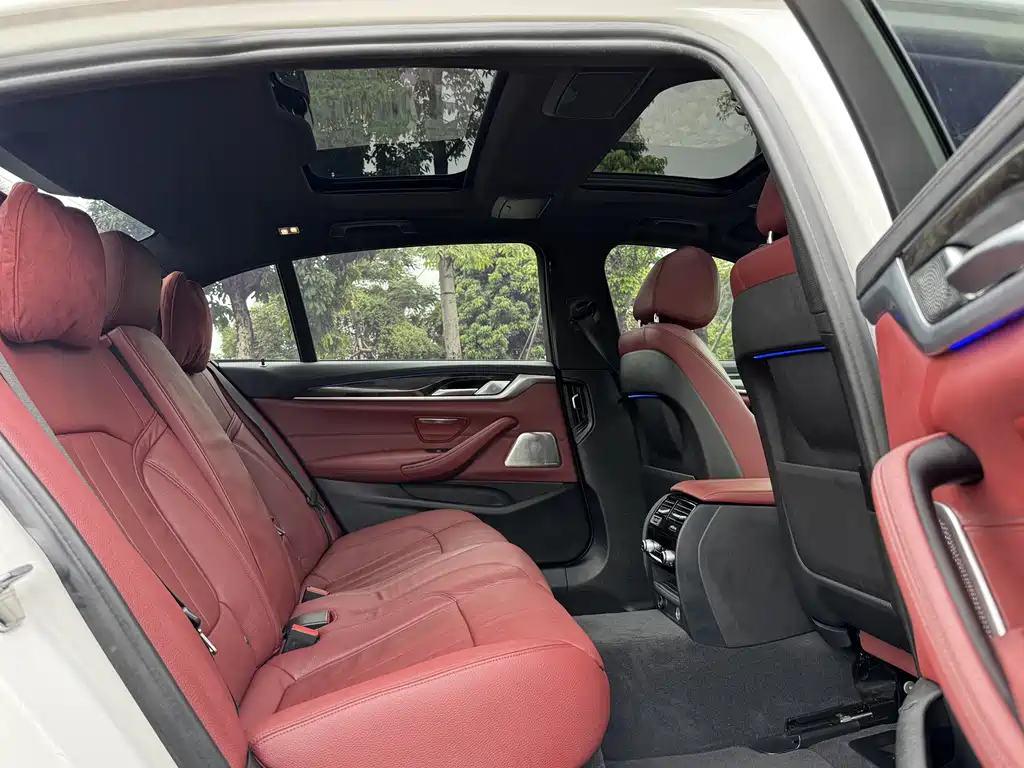 BMW 5 Series 2018 — фото 11