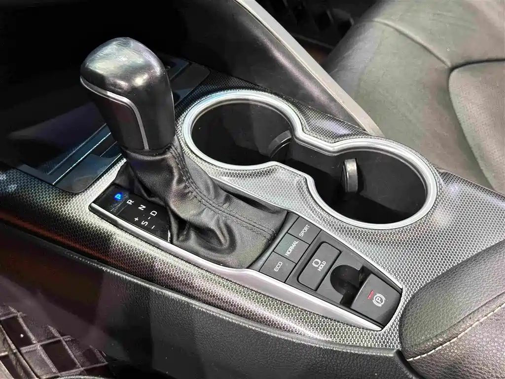 Toyota Camry 2022 — фото 14