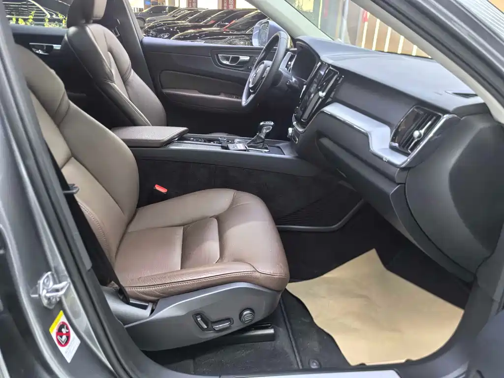Volvo XC60 2019 — фото 10