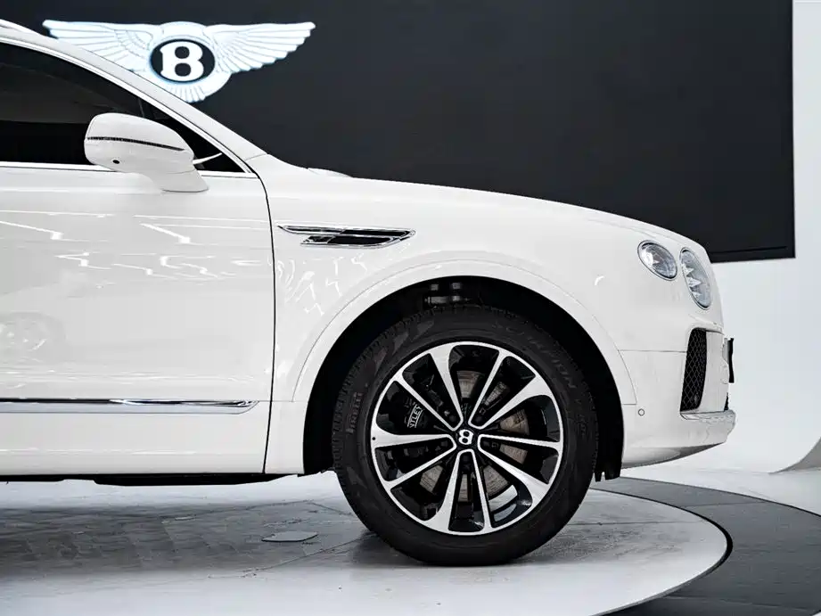 Bentley Bentayga 2025 — фото 24